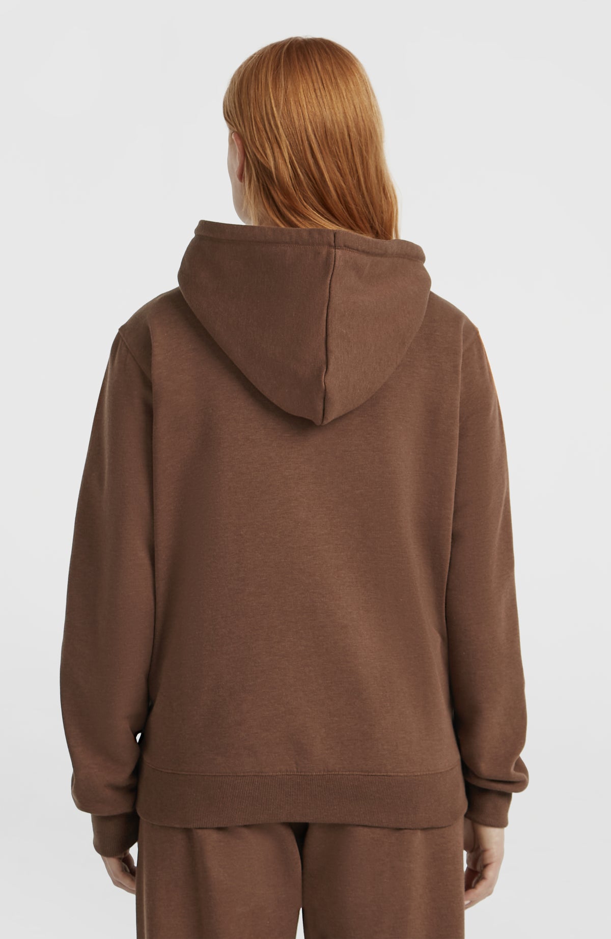 Essentials Script Hoodie für Damen in Braun, getragen am Model, Rückansicht mit herabhängender Kapuze