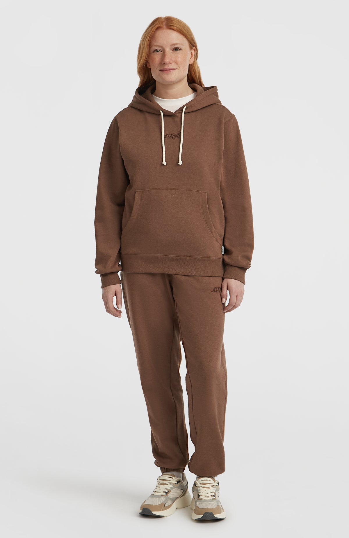 Essentials Script Hoodie für Damen in Braun, Ganzkörperansicht am Model in Kombination mit passender Hose