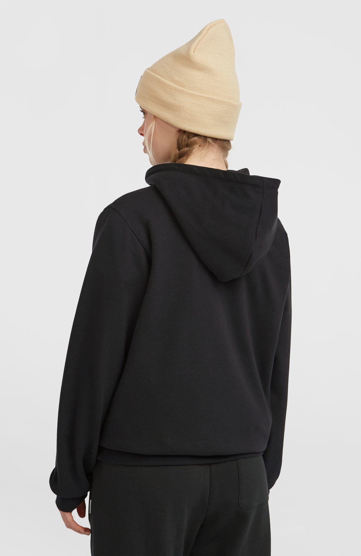 Essentials Script Hoodie für Damen, schwarz, Rückansicht getragen am Model, mit Kapuze und geripptem Saum