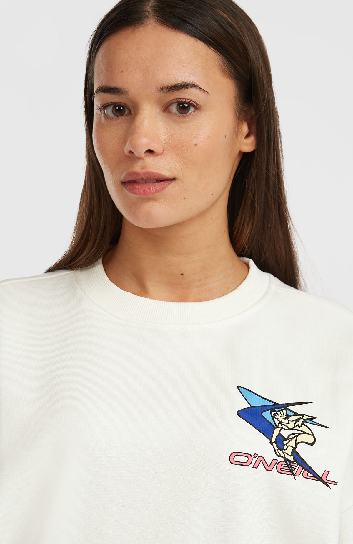 Nahaufnahme des FWC'Play Crew Sweatshirt in Weiß mit rundem Halsausschnitt und Logo-Print in Blau und Rosa