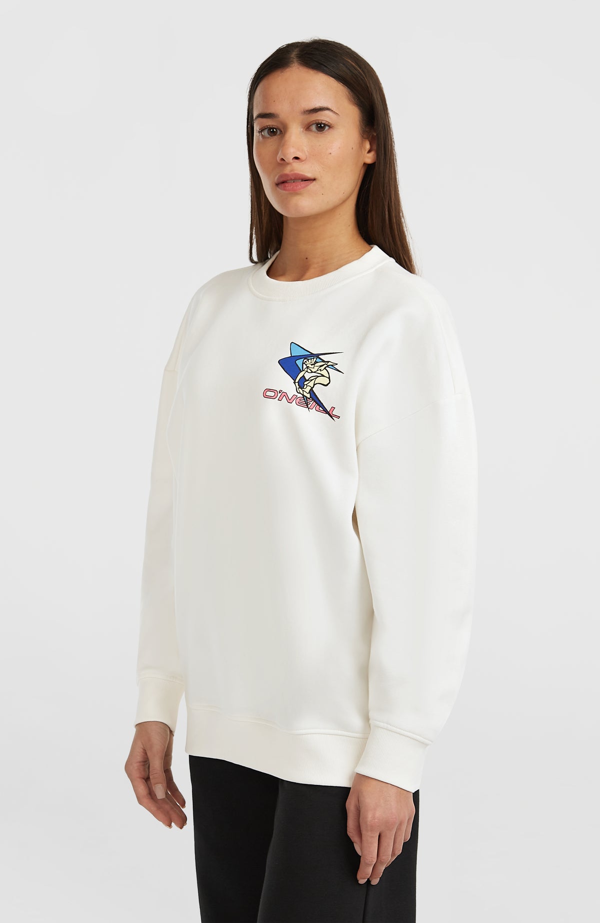 FWC'Play Crew Sweatshirt für Damen, weiß mit Logo-Print in Blau und Rosa, Halbprofil-Ansicht von vorne am Model