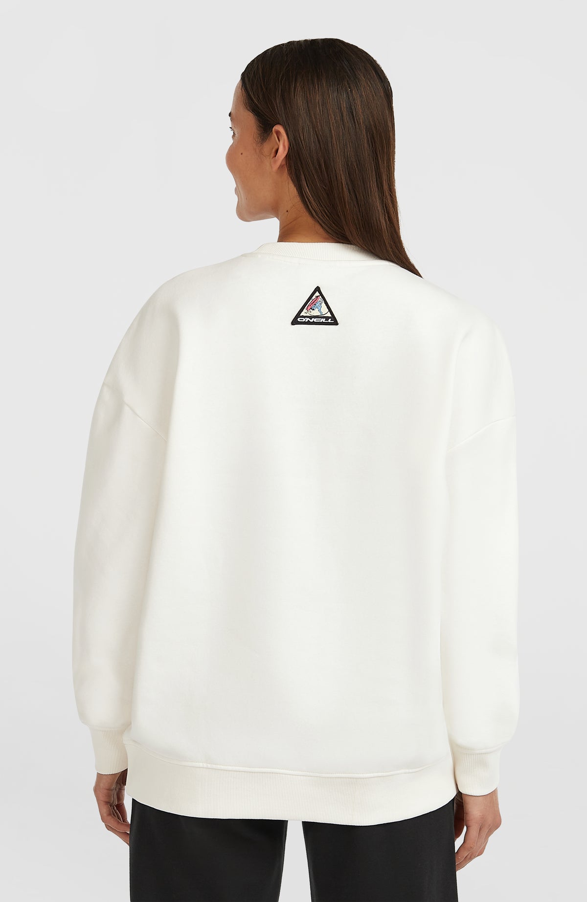 FWC'Play Crew Sweatshirt für Damen, weiß, Rückansicht am Model mit dreieckigem Logo-Print an der oberen Rückseite