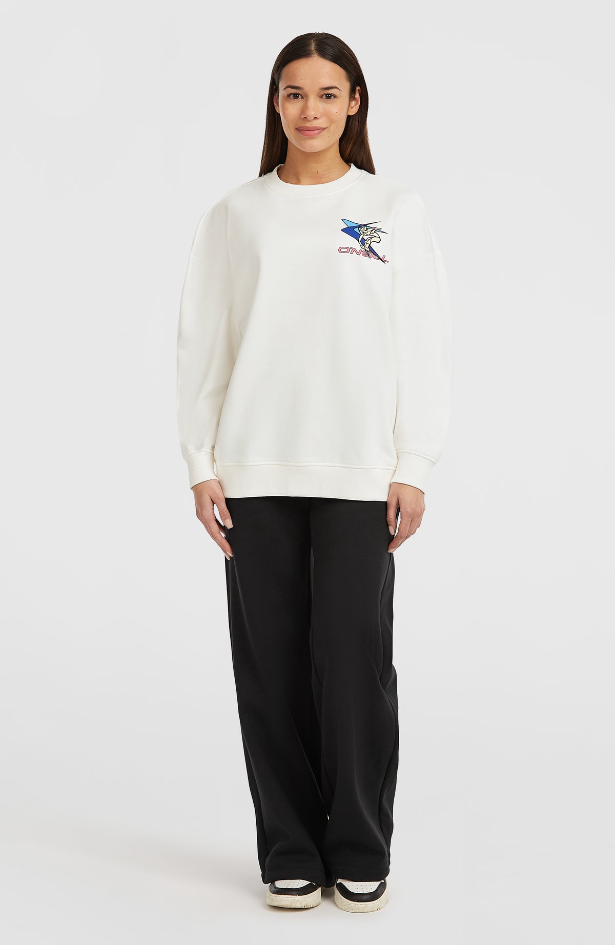 FWC'Play Crew Sweatshirt für Damen, weiß mit Logo-Print in Blau und Rosa, Ganzkörperansicht von vorne am Model