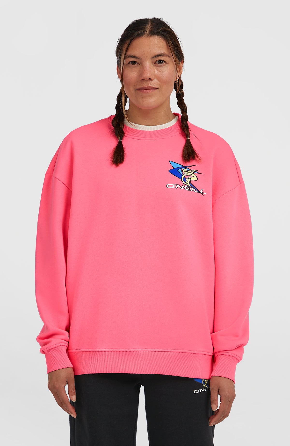 O'Neill FWC'Play Crew Sweatshirt für Damen in Pink mit Logo-Print in Blau und Gelb, Vorderansicht am Model