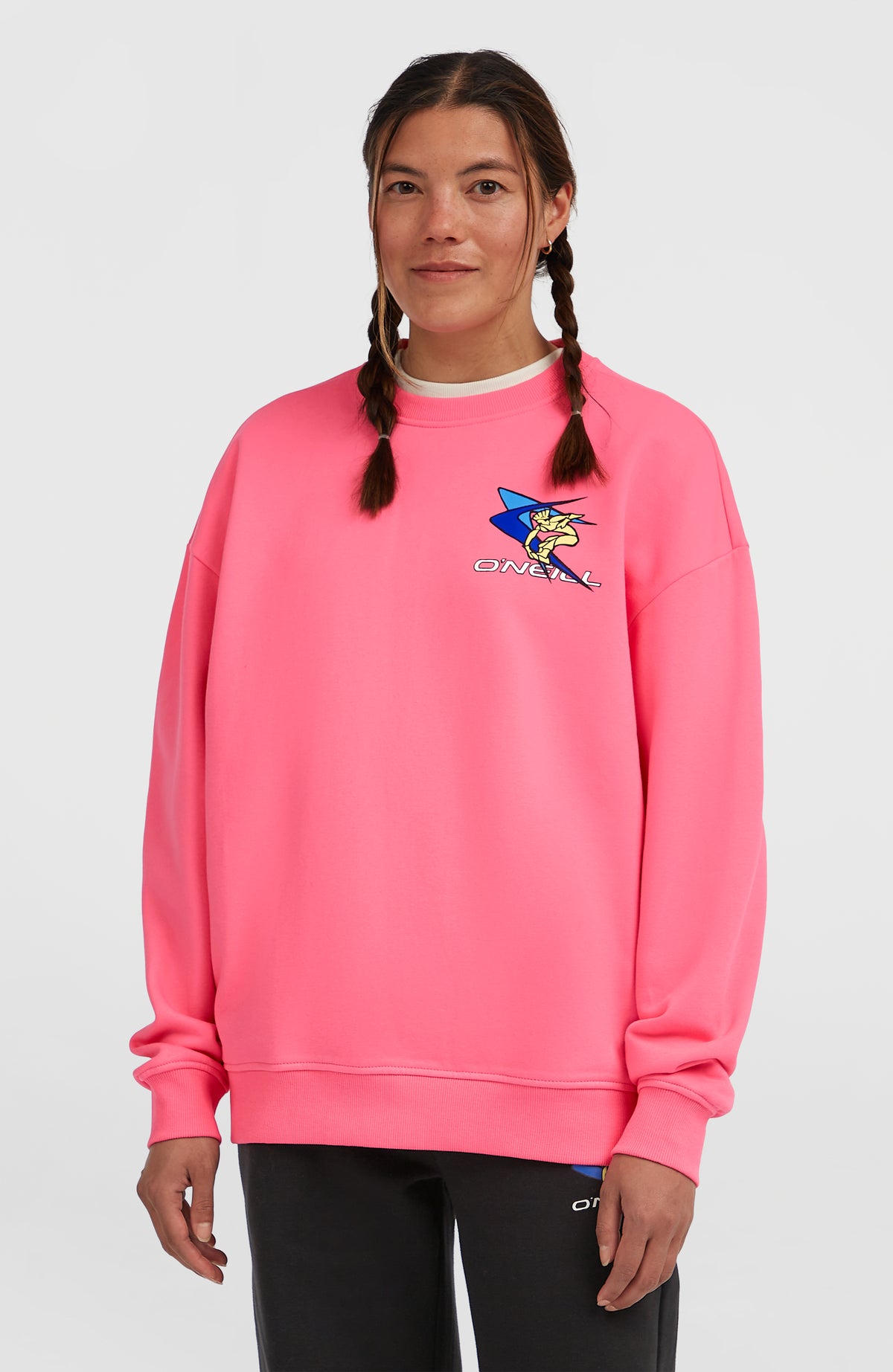 FWC'Play Crew Sweatshirt für Damen, pink mit Logo-Print in Blau und Gelb, Frontansicht getragen am Model