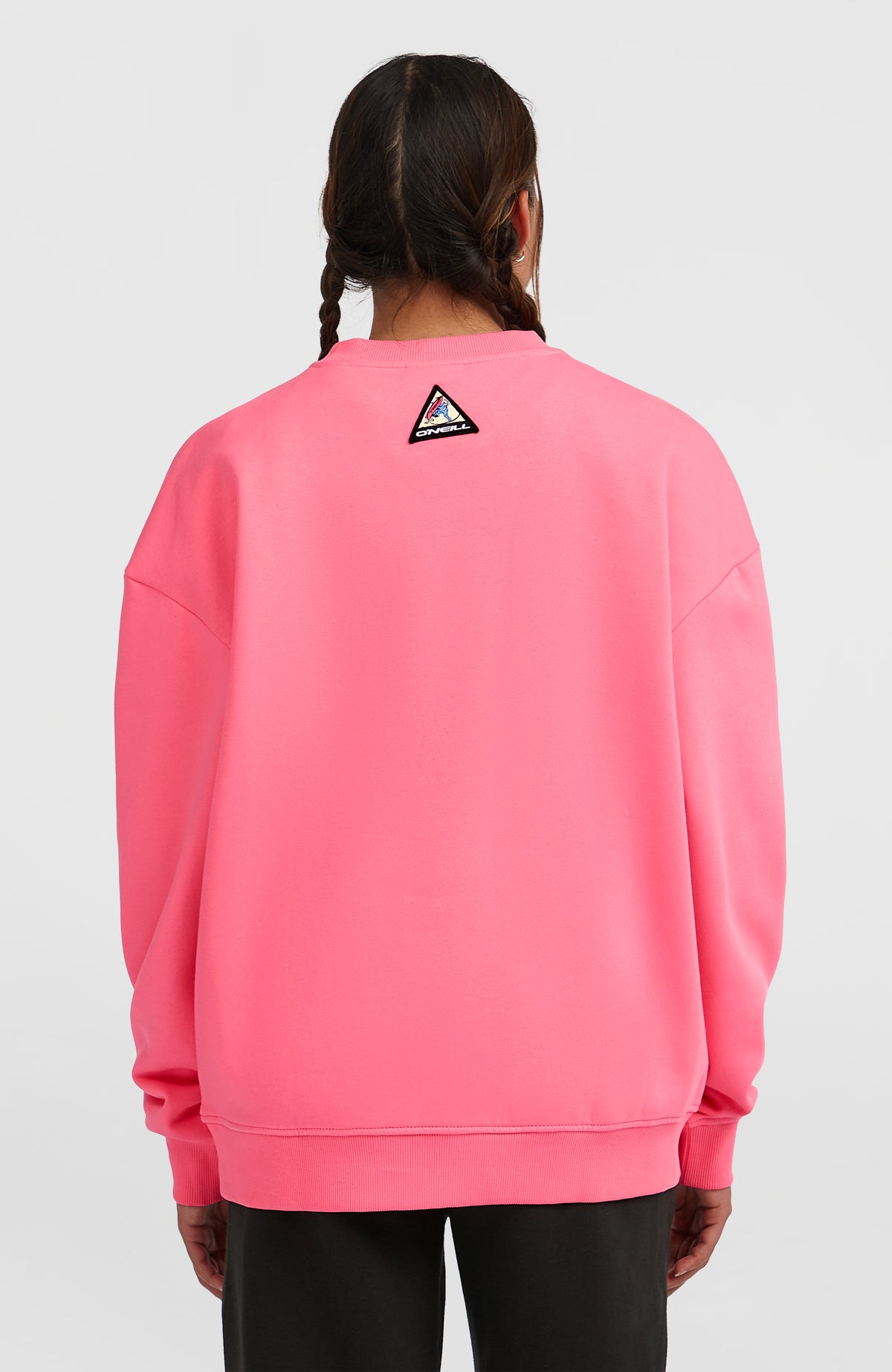 FWC'Play Crew Sweatshirt für Damen, pink, Rückansicht getragen am Model mit dreieckigem Logo-Patch am Kragen