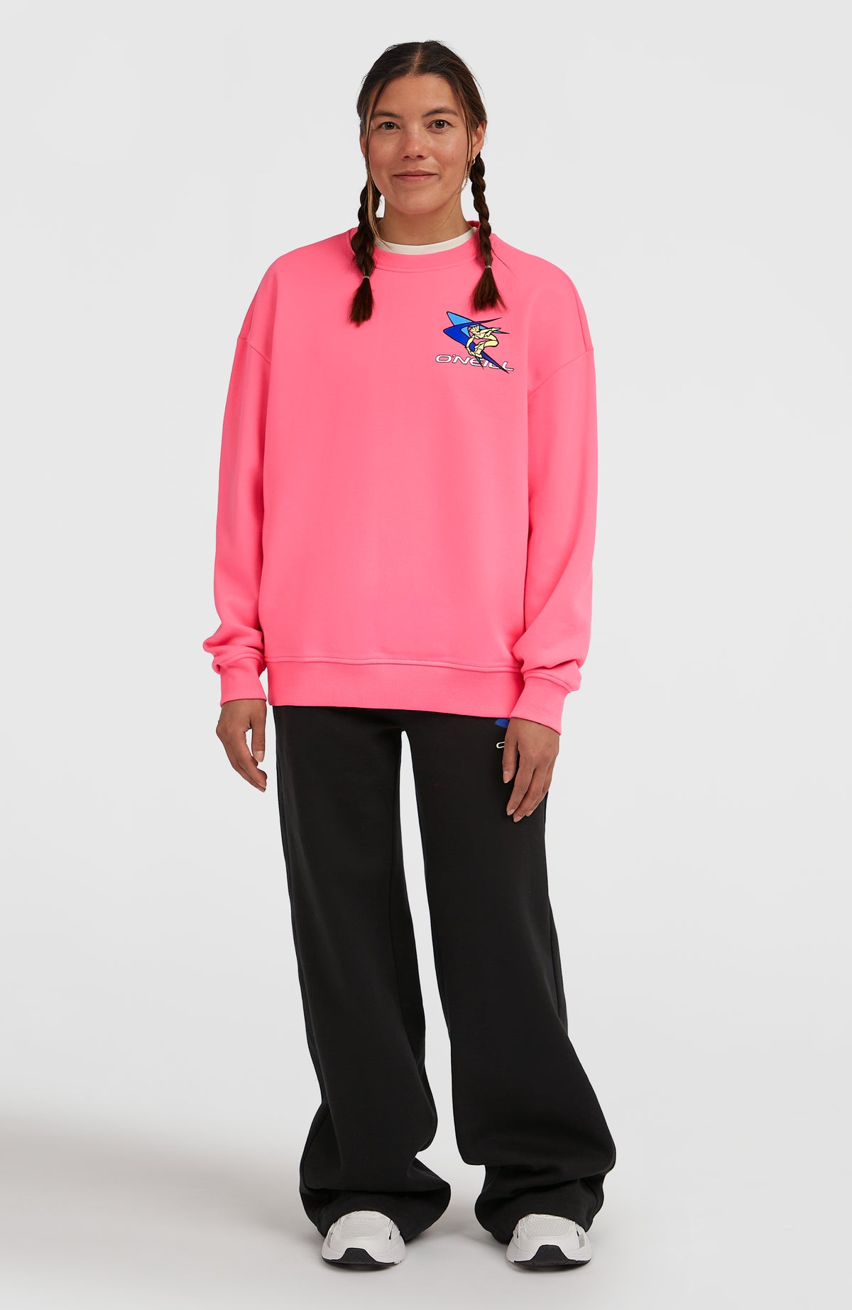 FWC'Play Crew Sweatshirt für Damen, pink mit Logo-Print in Blau und Gelb, getragene Ganzkörperansicht am Model