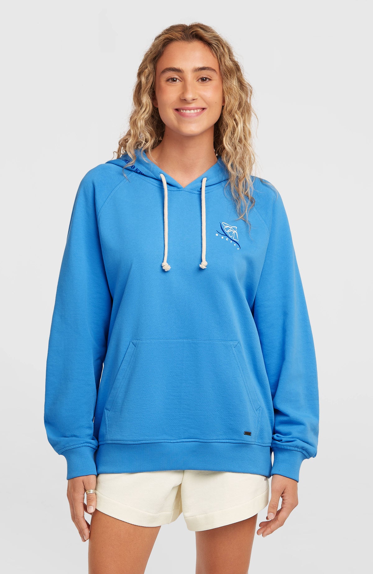O'Neill Women of the Wave Hoodie für Damen, blau mit Grafik-Print in Weiß und Dunkelblau, Vorderansicht am Model