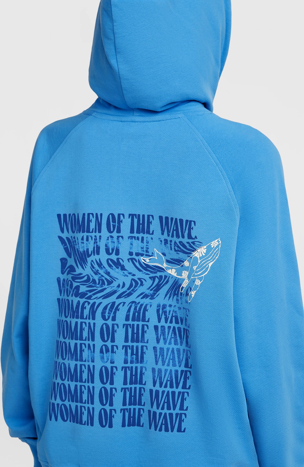 Women of the Wave Hoodie für Damen, blau, Nahaufnahme der Rückseite mit Schriftzug-Print am Model