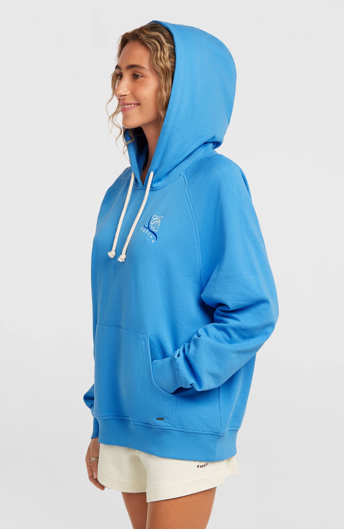 Women of the Wave Hoodie für Damen, blau, Seitenansicht am Model mit aufgesetzter Kapuze und Kordelzug