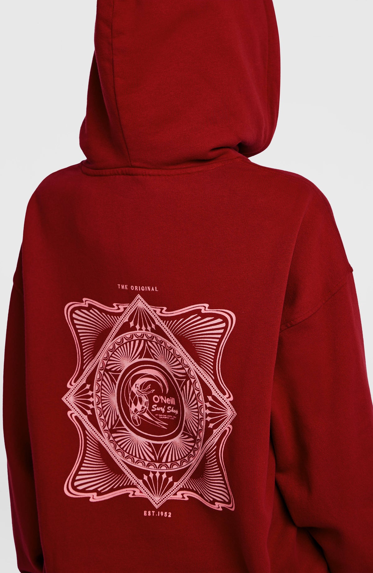 O'Riginals Hoodie für Damen, rot, Nahaufnahme der Rückseite am Model mit aufgesetzter Kapuze und feinem Print