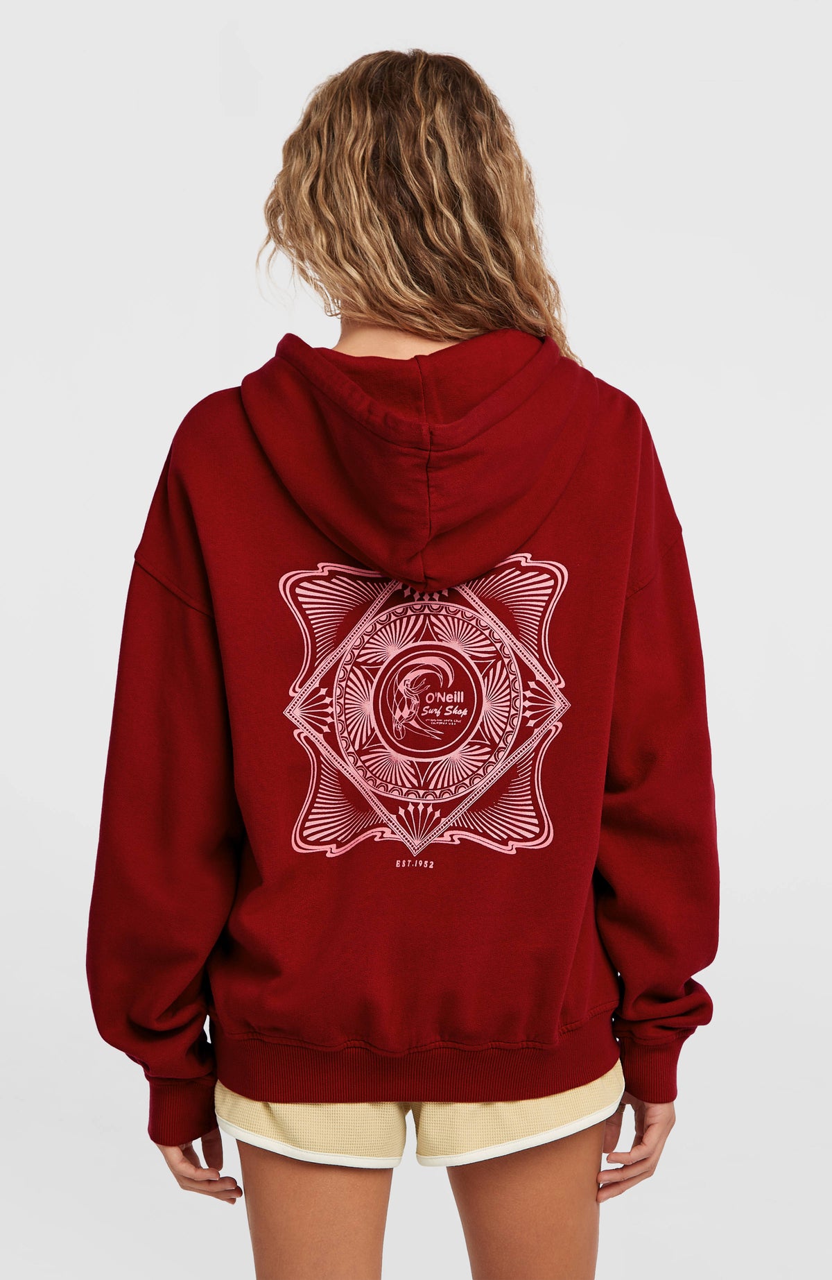 O'Riginals Hoodie für Damen, rot, klassische Rückansicht am Model mit herabgelassener Kapuze und Rückenprint