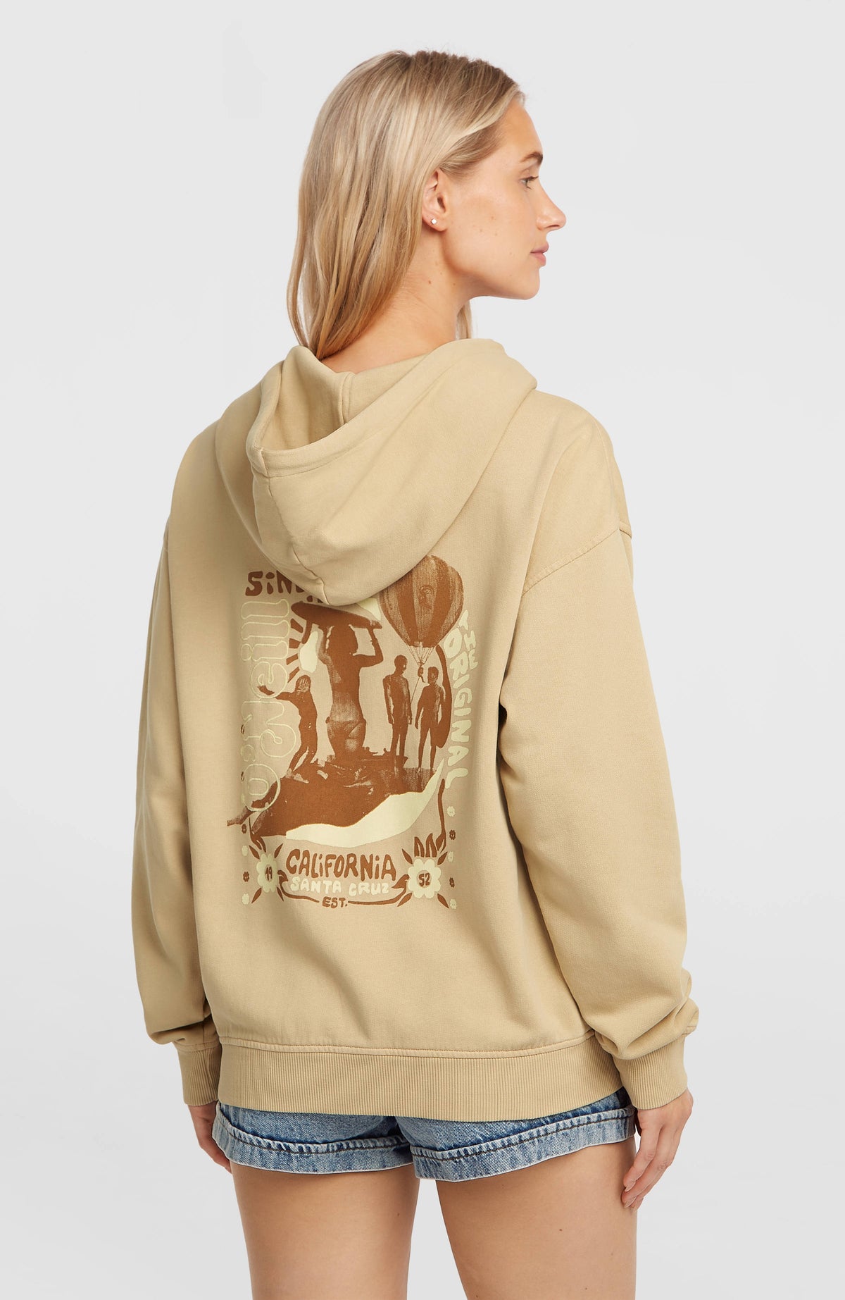 O'Riginals Hoodie für Damen, beige mit Grafik-Print in Braun, Dreiviertelansicht von hinten am Model