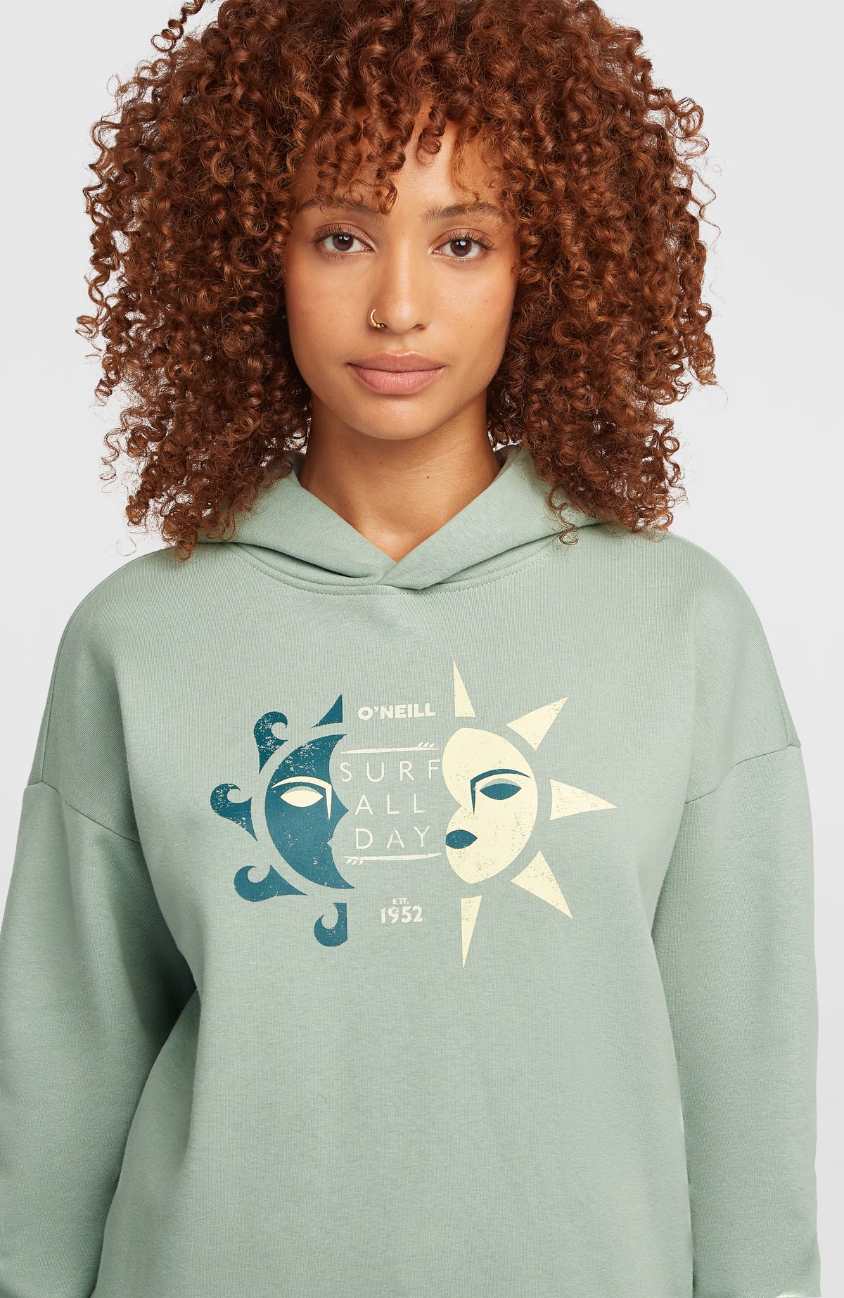 Summer Must-Have Hoodie für Damen, grün mit Grafik-Print in Blau und Gelb, Nahaufnahme des Prints am Model