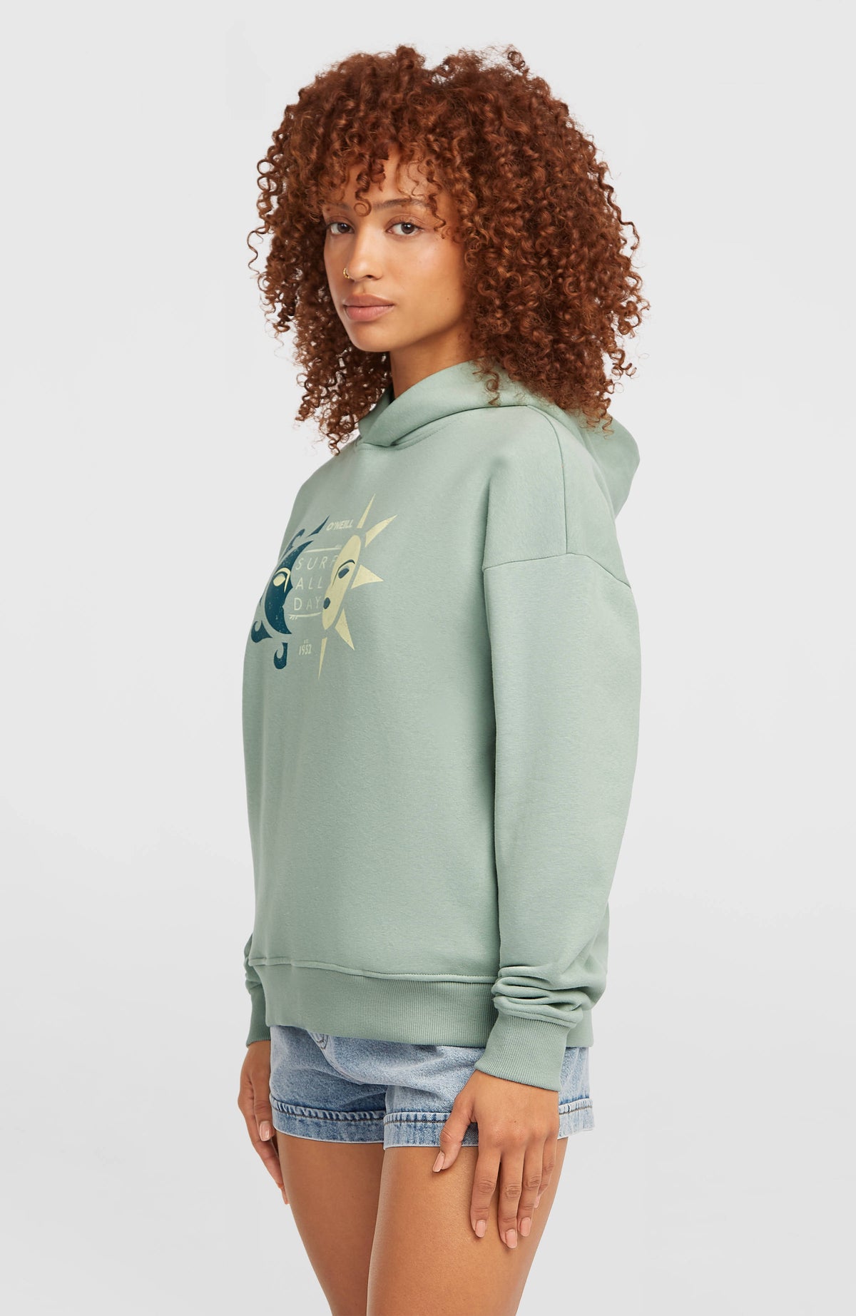 Summer Must-Have Hoodie für Damen, grün mit Grafik-Print in Blau und Gelb, seitliche Ansicht am Model