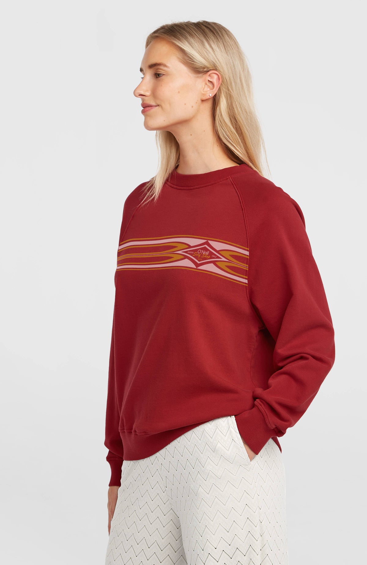 O'Riginals Crewneck Sweatshirt für Damen, rot mit Grafik-Print in Rosa und Orange, Seitenansicht am Model