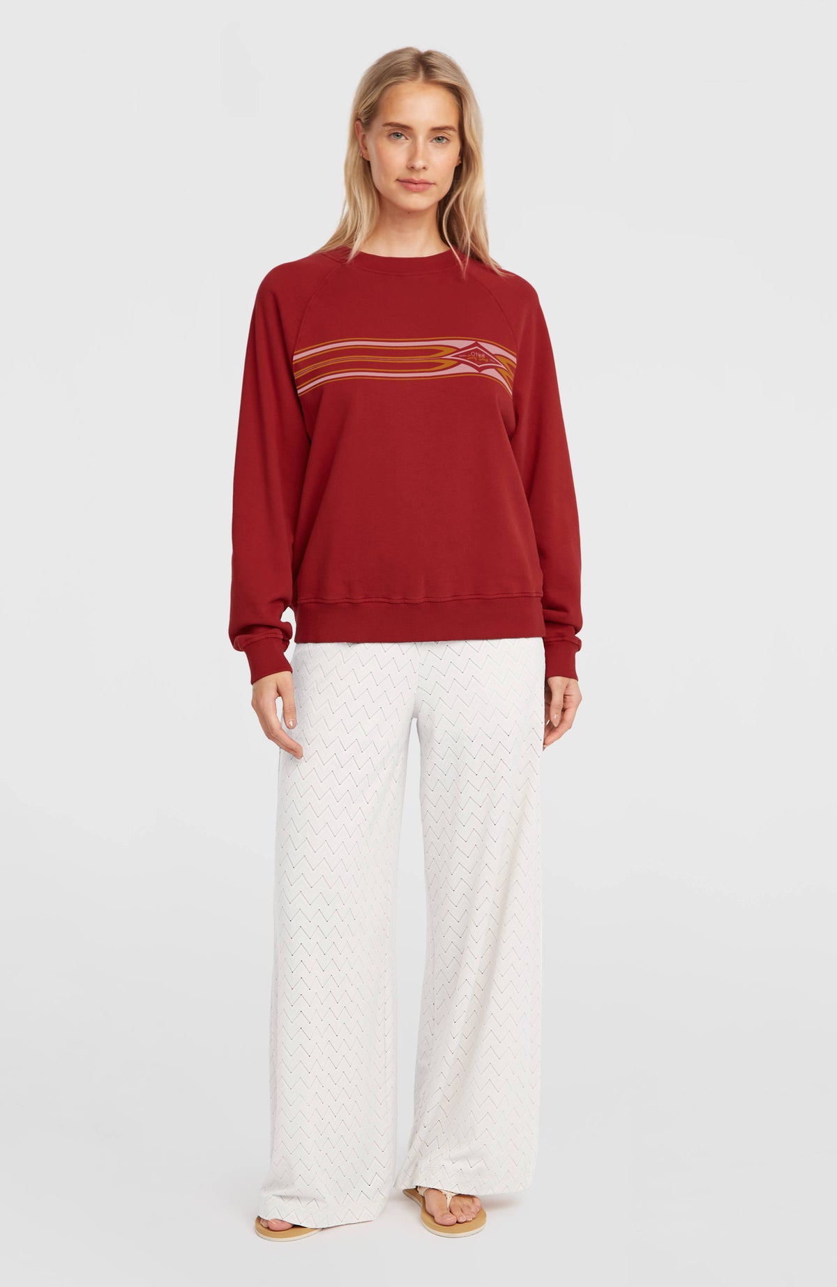 O'Riginals Crewneck Sweatshirt für Damen, rot mit Grafik-Print in Rosa und Orange, Ganzkörperansicht am Model