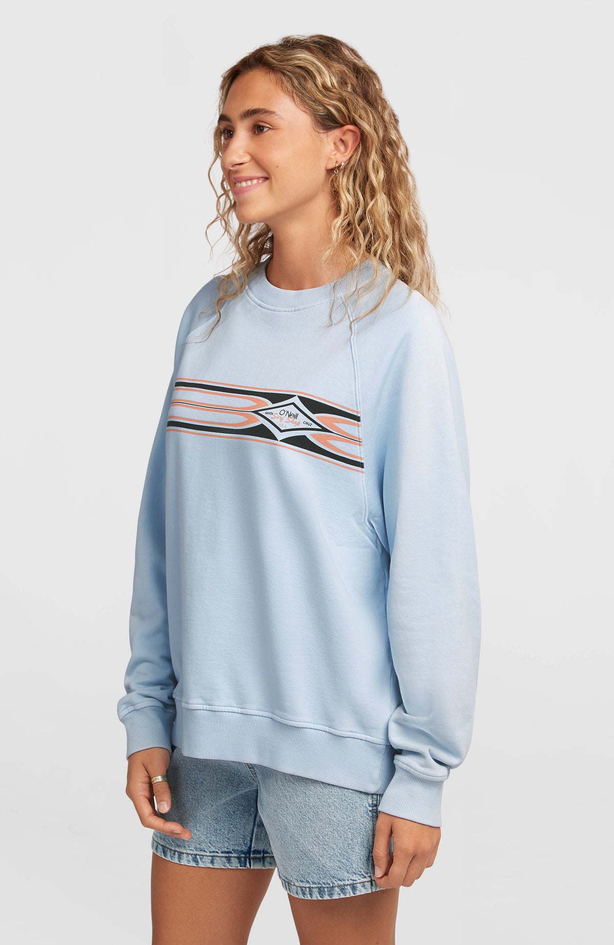 O'Riginals Crewneck Sweatshirt für Damen, blau mit Logo-Print in Schwarz und Orange, Halbprofil am Model