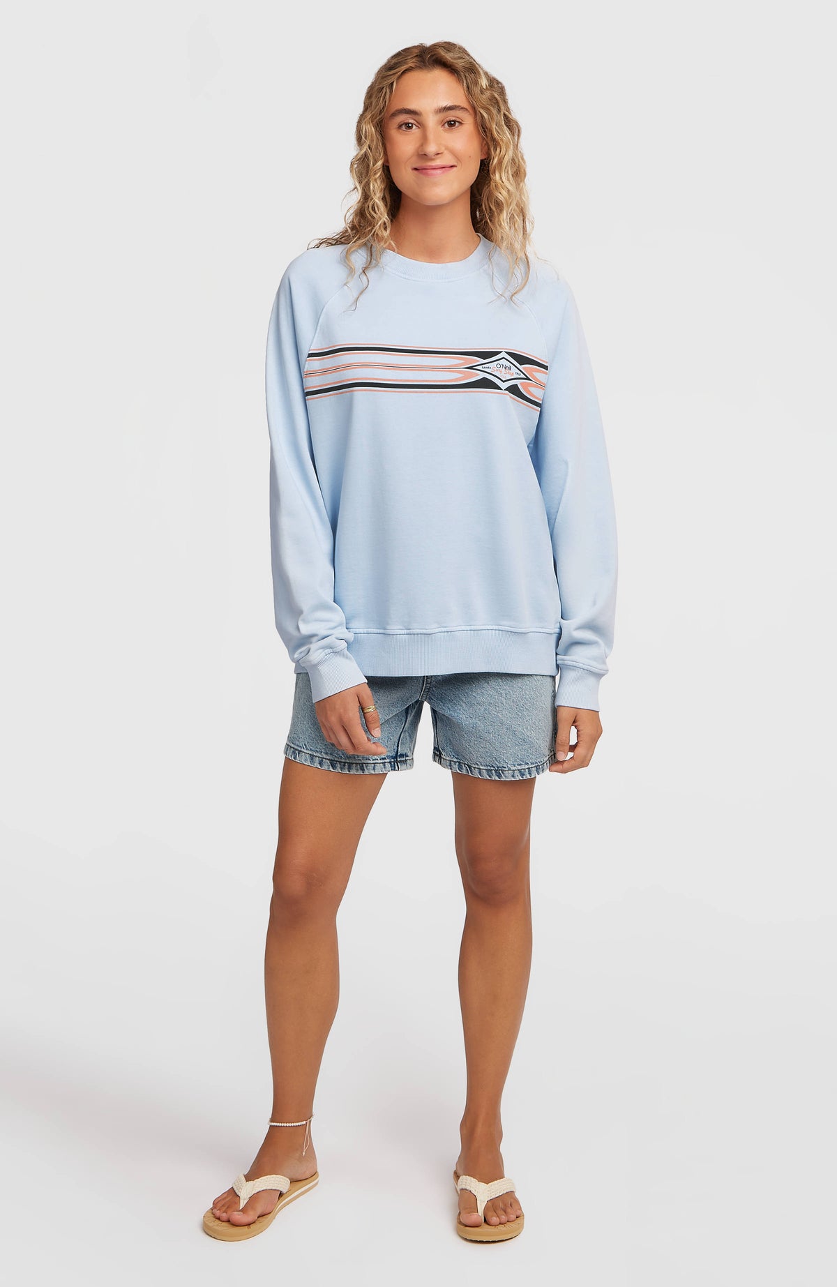 O'Riginals Crewneck Sweatshirt für Damen, blau mit Logo-Print in Schwarz und Orange, Ganzkörperansicht am Model