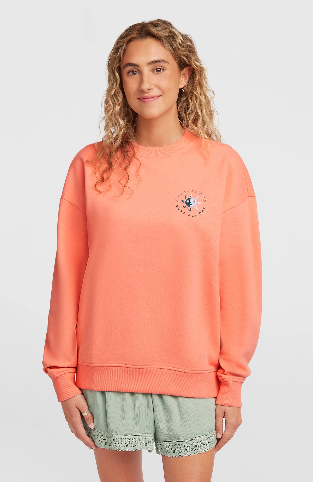 O'Neill Summer Must-Have Crewneck Sweatshirt für Damen, orange, Vorderansicht mit Rundhalsausschnitt am Model