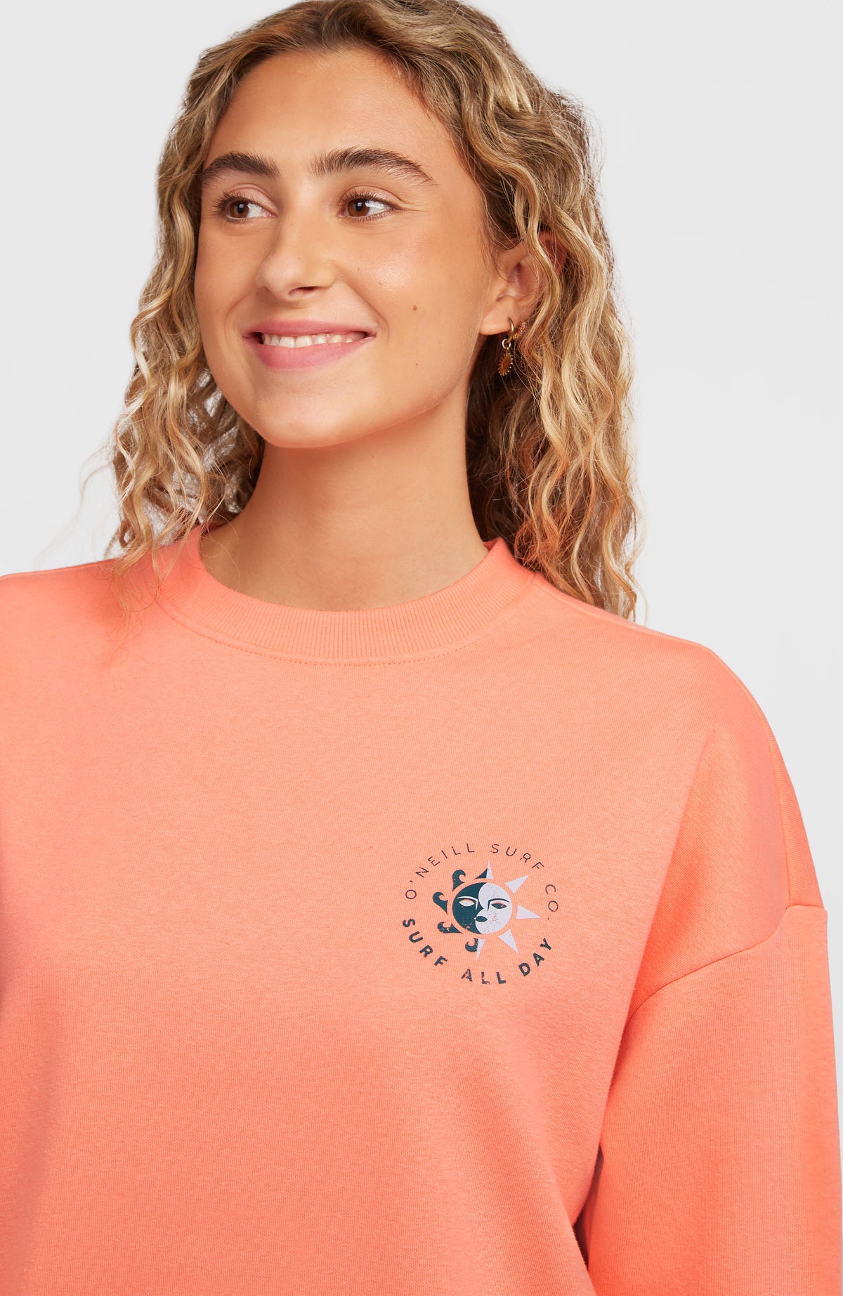 Summer Must-Have Crewneck Sweatshirt für Damen, orange, Nahaufnahme von Rundhalskragen und Brustgrafik am Model
