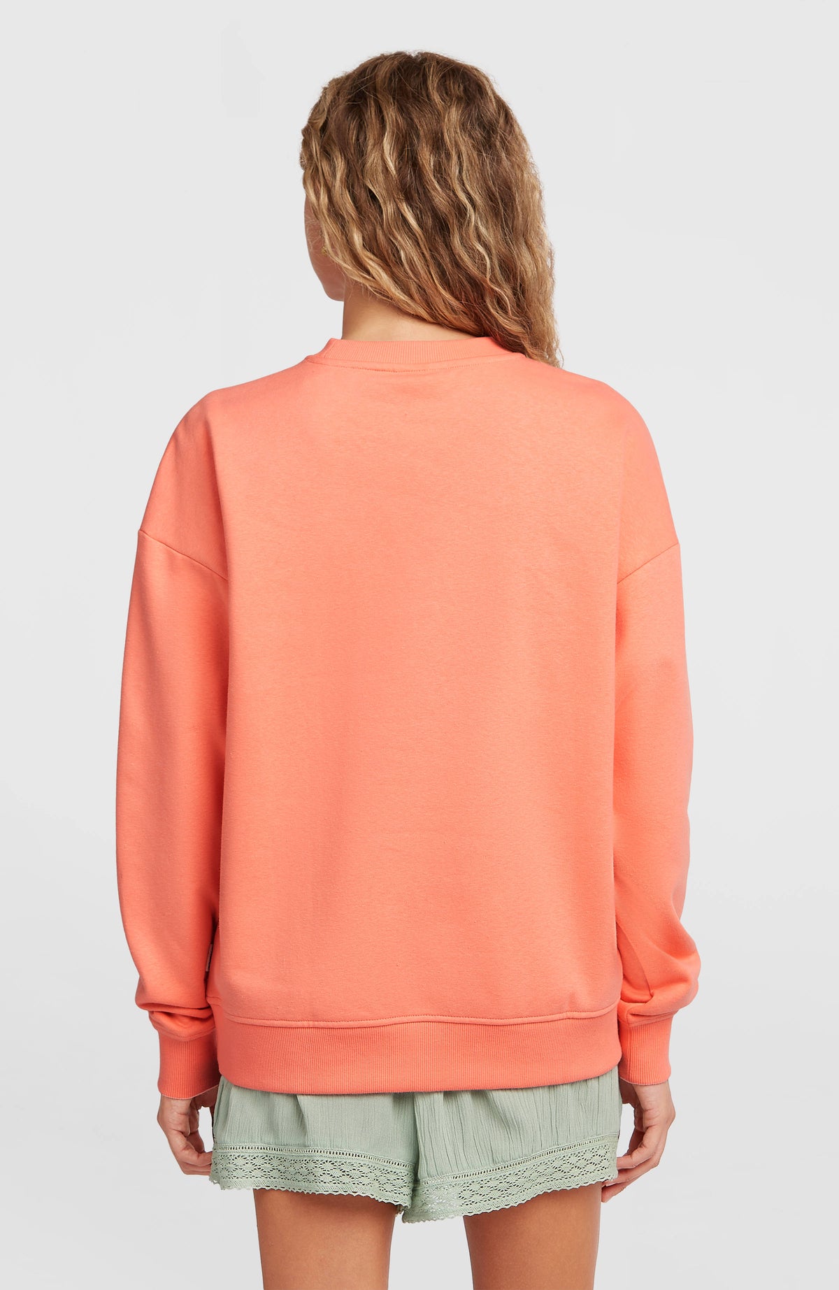 Summer Must-Have Crewneck Sweatshirt für Damen, orange, Rückansicht am Model mit überschnittenen Schultern