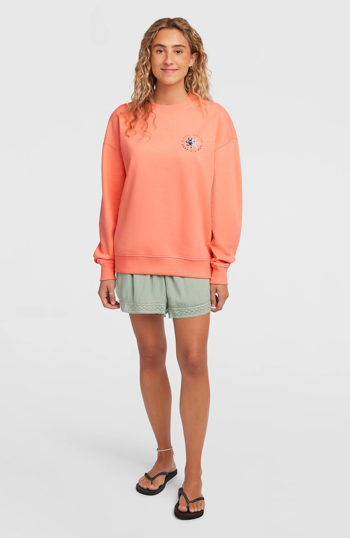Summer Must-Have Crewneck Sweatshirt für Damen, orange, Ganzkörperansicht von vorne getragen am Model