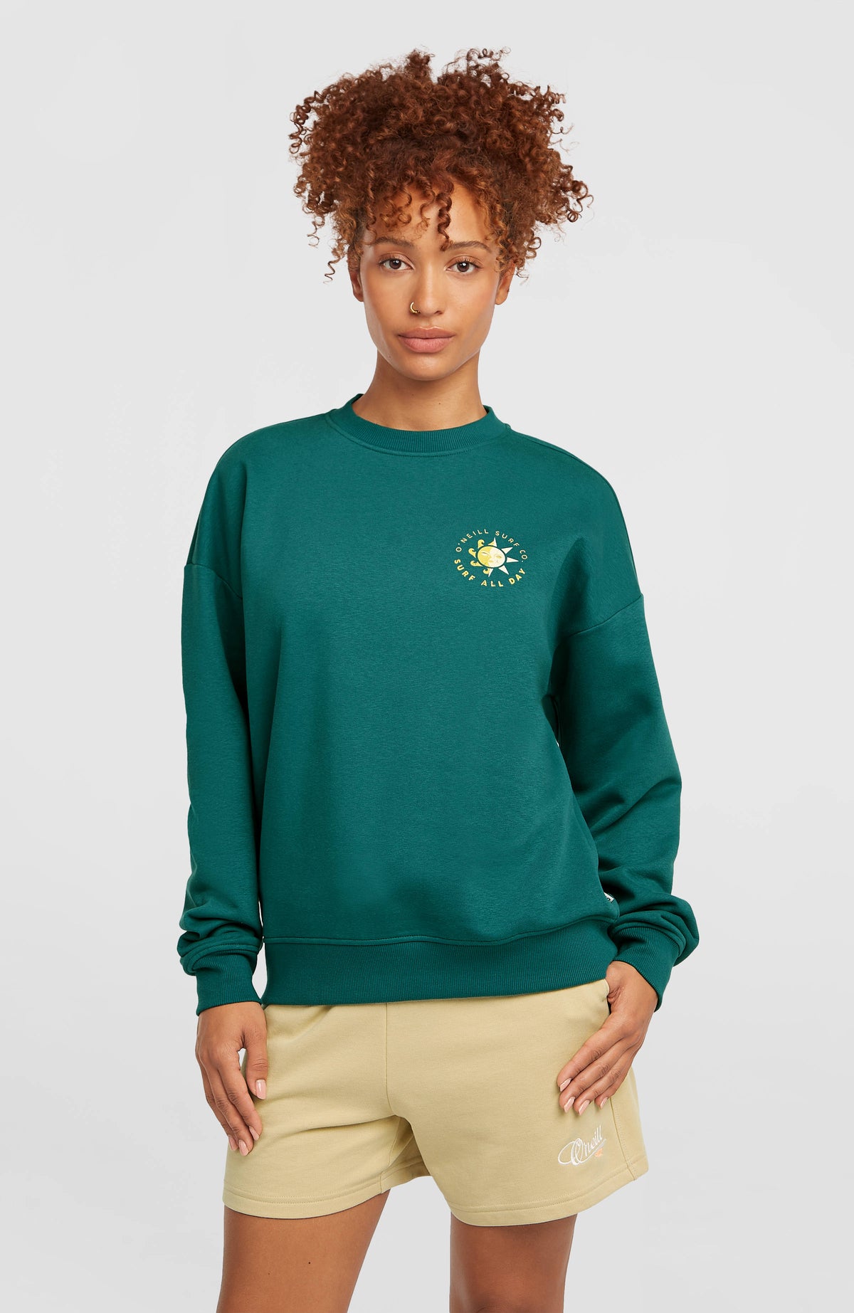 O'Neill Summer Must-Have Crewneck Sweatshirt für Damen, grün mit Logo-Print in Gelb, Vorderansicht am Model