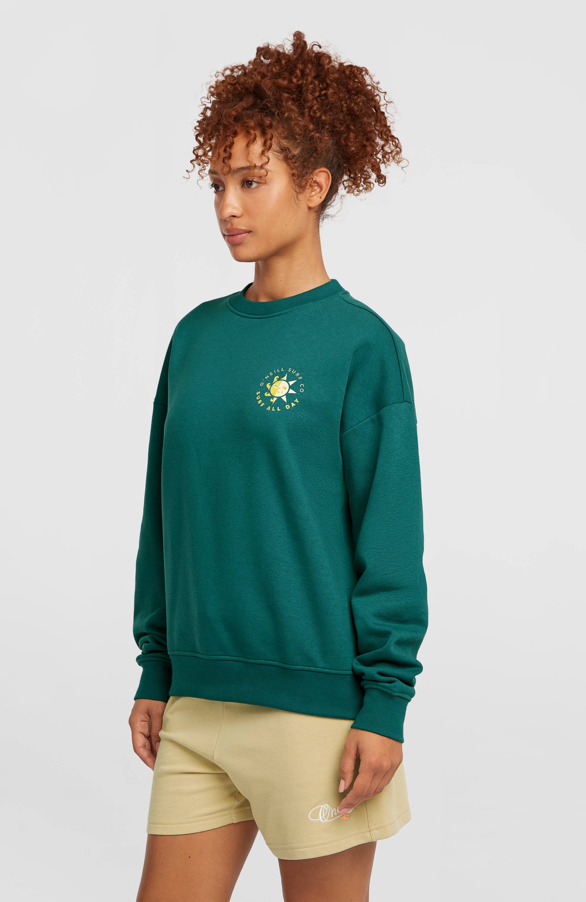 Summer Must-Have Crewneck Sweatshirt für Damen, grün mit Logo-Print in Gelb, Halbprofil am Model