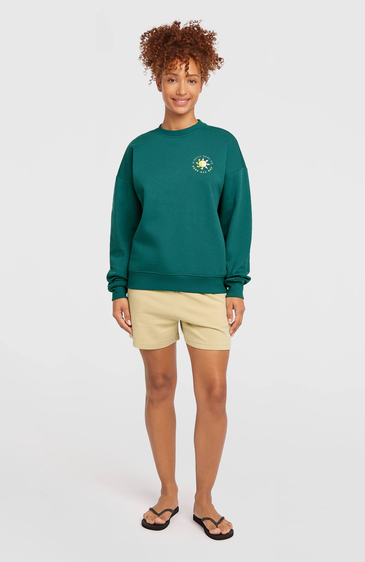 Summer Must-Have Crewneck Sweatshirt für Damen, grün mit Logo-Print in Gelb, Ganzkörperansicht am Model
