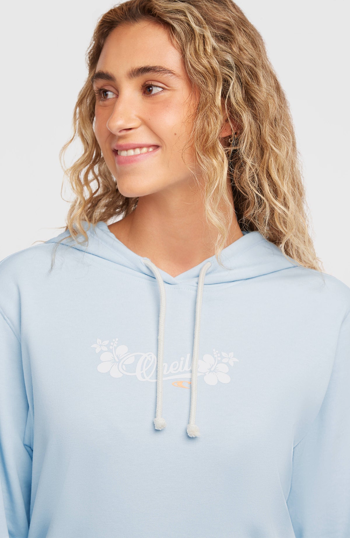 Essentials Script Hoodie für Damen, blau mit Logo-Print in Weiß, Nahaufnahme von Ausschnitt und Kordelzug am Model