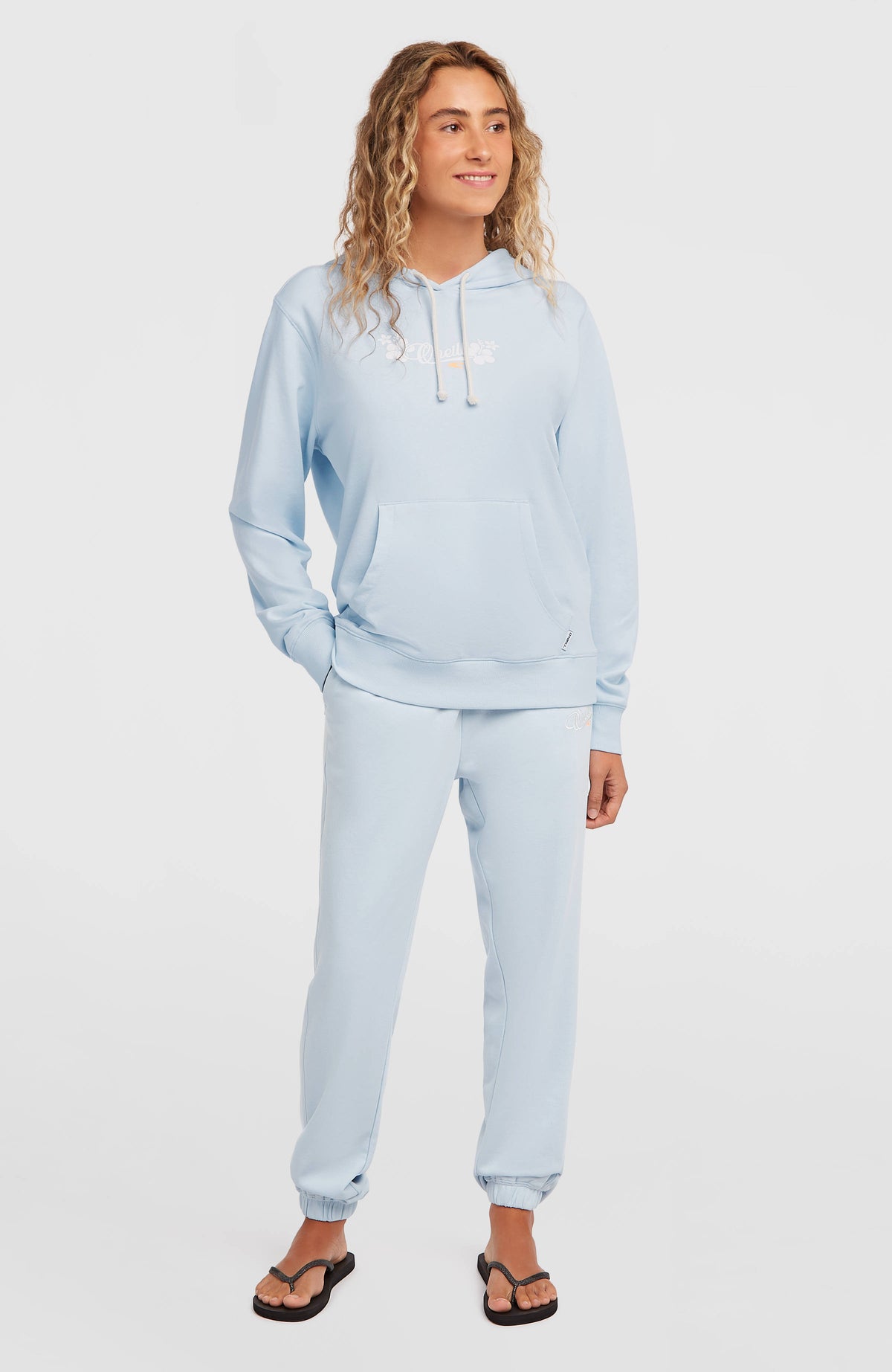 Essentials Script Hoodie für Damen, blau mit Logo-Print in Weiß, Ganzkörperansicht von vorne am Model