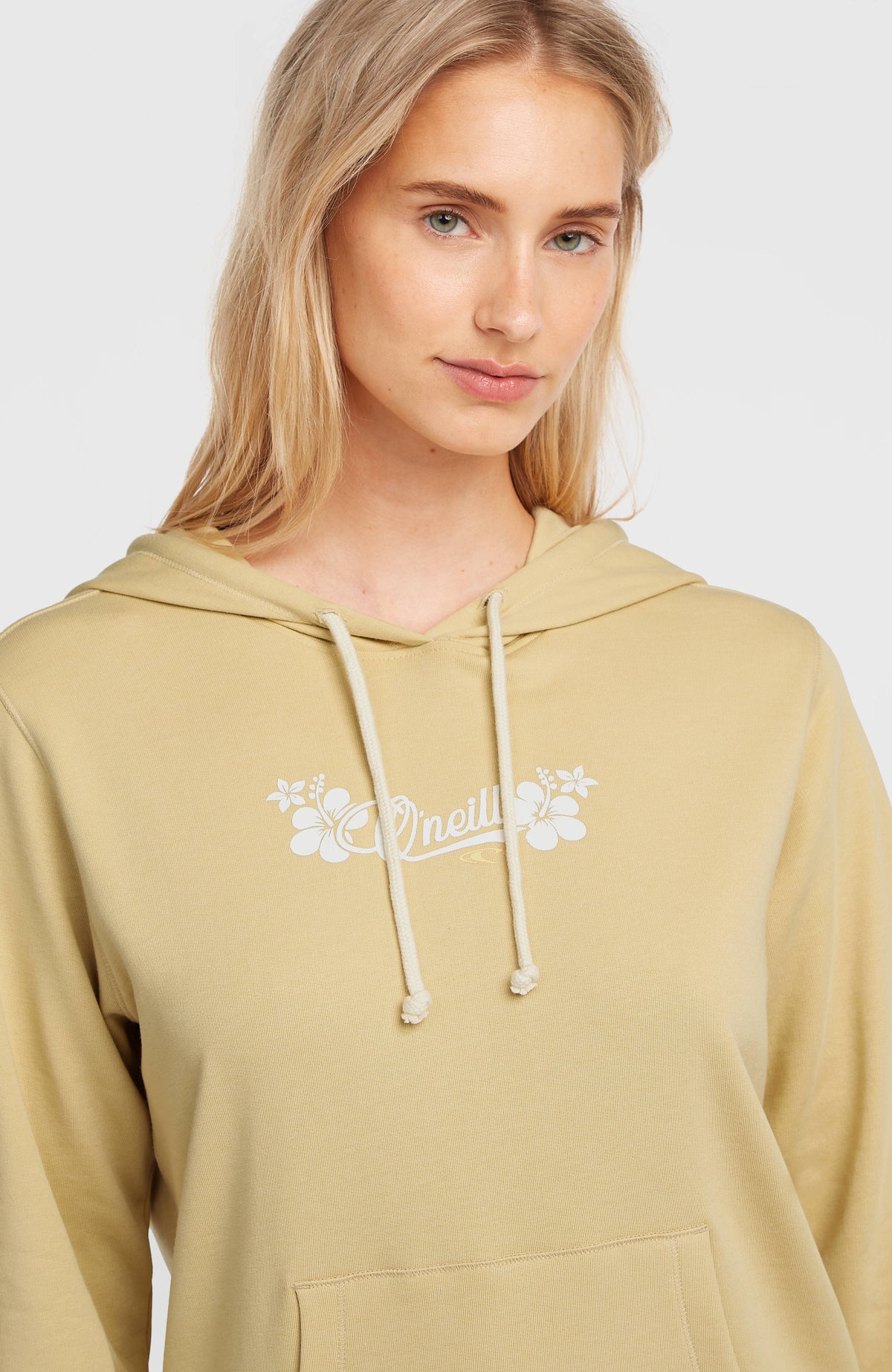 Essentials Script Hoodie für Damen, beige, Nahaufnahme des Logo-Prints auf der Brust mit Kordelzug