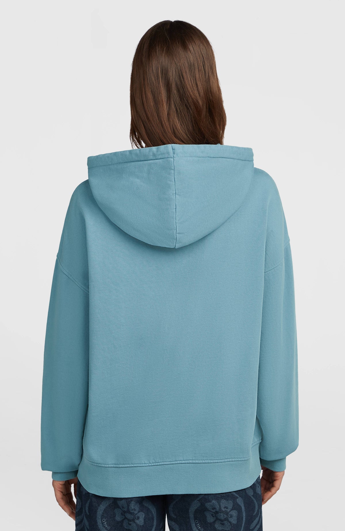 O'Riginals Badge Hoodie für Damen, blau, Rückansicht am Model mit Kapuze und geripptem Saum