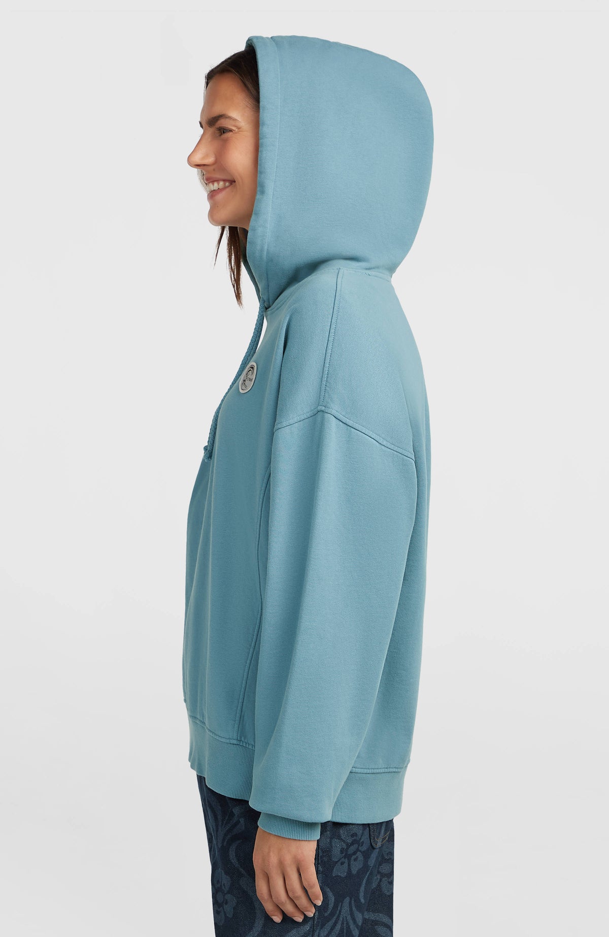 O'Riginals Badge Hoodie für Damen, blau, Seitenansicht am Model mit aufgesetzter Kapuze