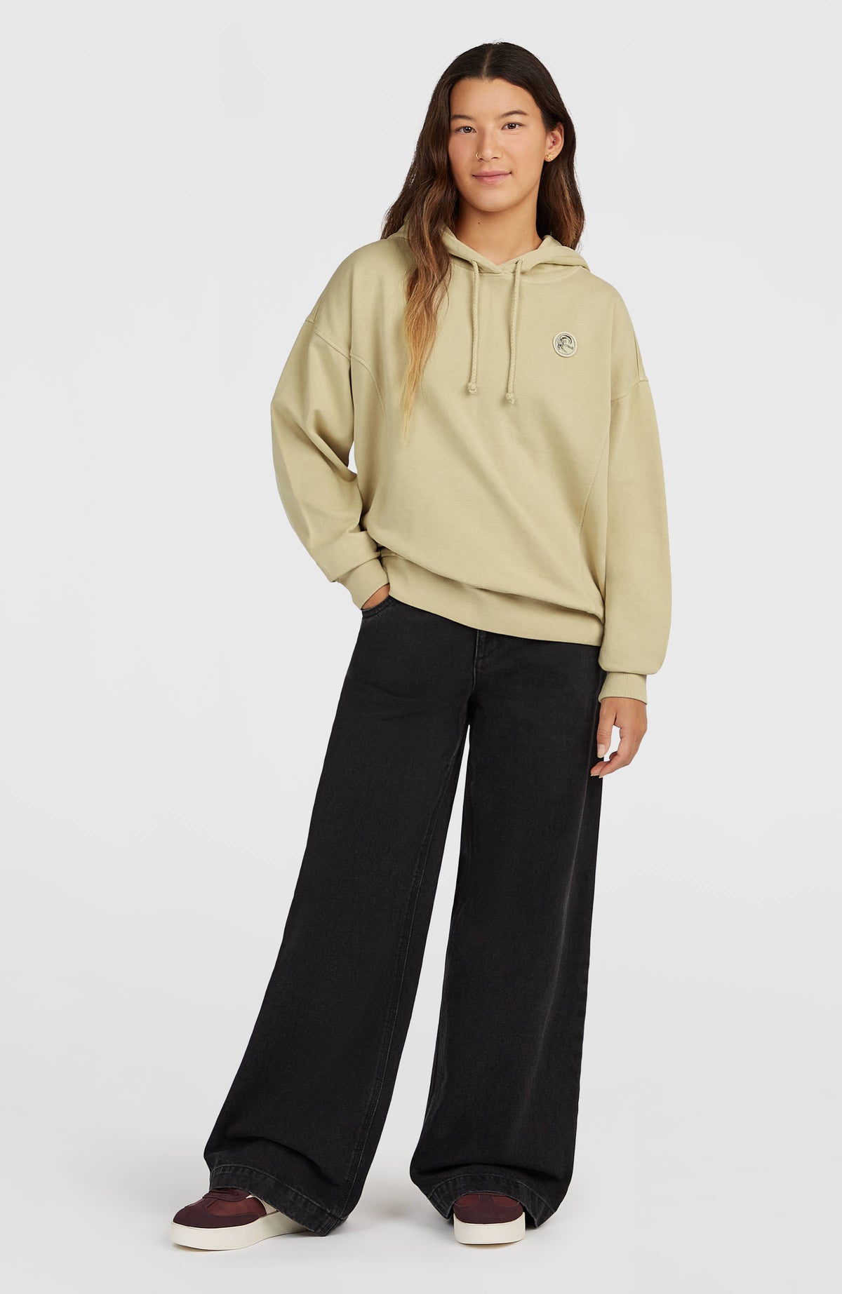 O'Riginals Badge Hoodie für Damen, beige, getragen am Model in Ganzkörperansicht