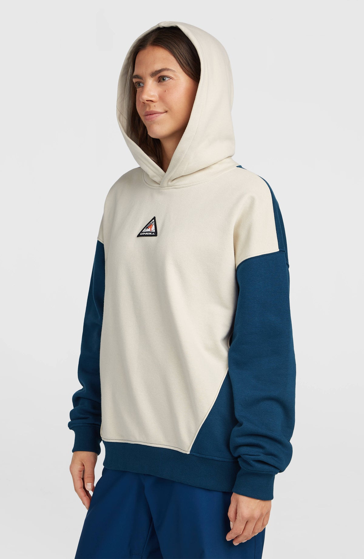 FWC'Play Hoodie für Damen, weiß, Dreiviertelansicht getragen am Model mit aufgesetzter Kapuze