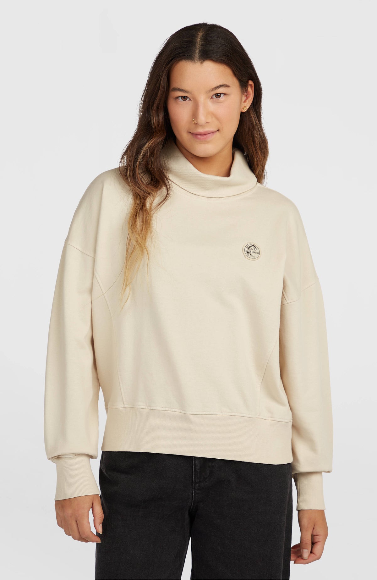 O'Riginals Crew Sweatshirt für Damen, weiß, Vorderansicht am Model mit rundem Logo-Patch auf der Brust