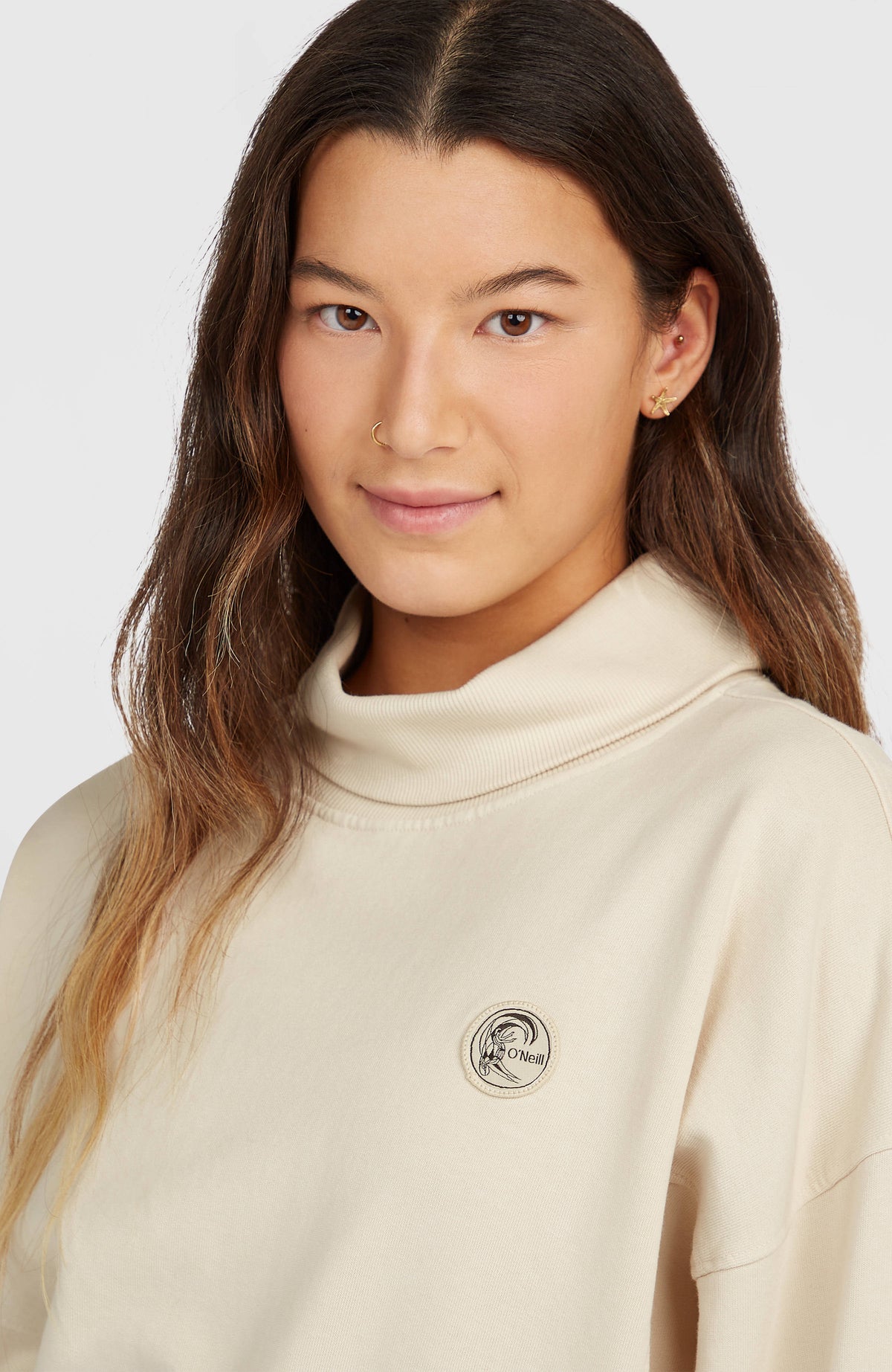 Nahaufnahme des Stehkragens und Logo-Badges am weißen O'Riginals Crew Sweatshirt für Damen