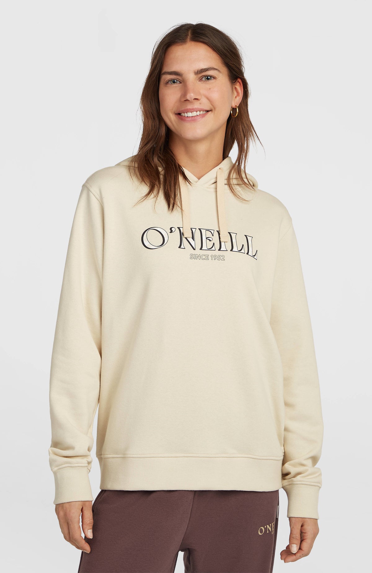 O'Neill Graphic Hoodie für Damen, weiß mit Logo-Print in Schwarz, Vorderansicht am Model mit Kapuze