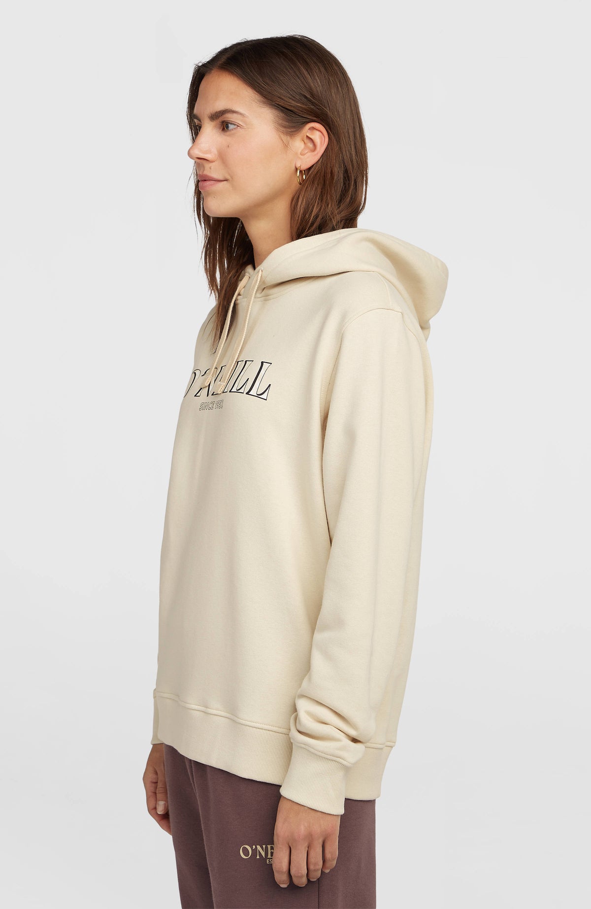 Graphic Hoodie für Damen, weiß mit Logo-Print in Schwarz, seitliche Ansicht getragen am Model