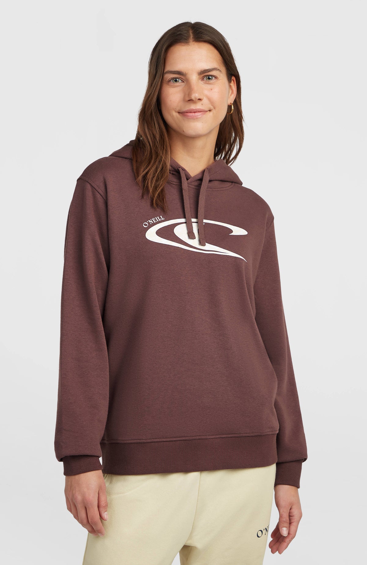 O'Neill Graphic Hoodie für Damen, lila mit Logo-Print in Weiß, Vorderansicht mit Kordelzug am Model