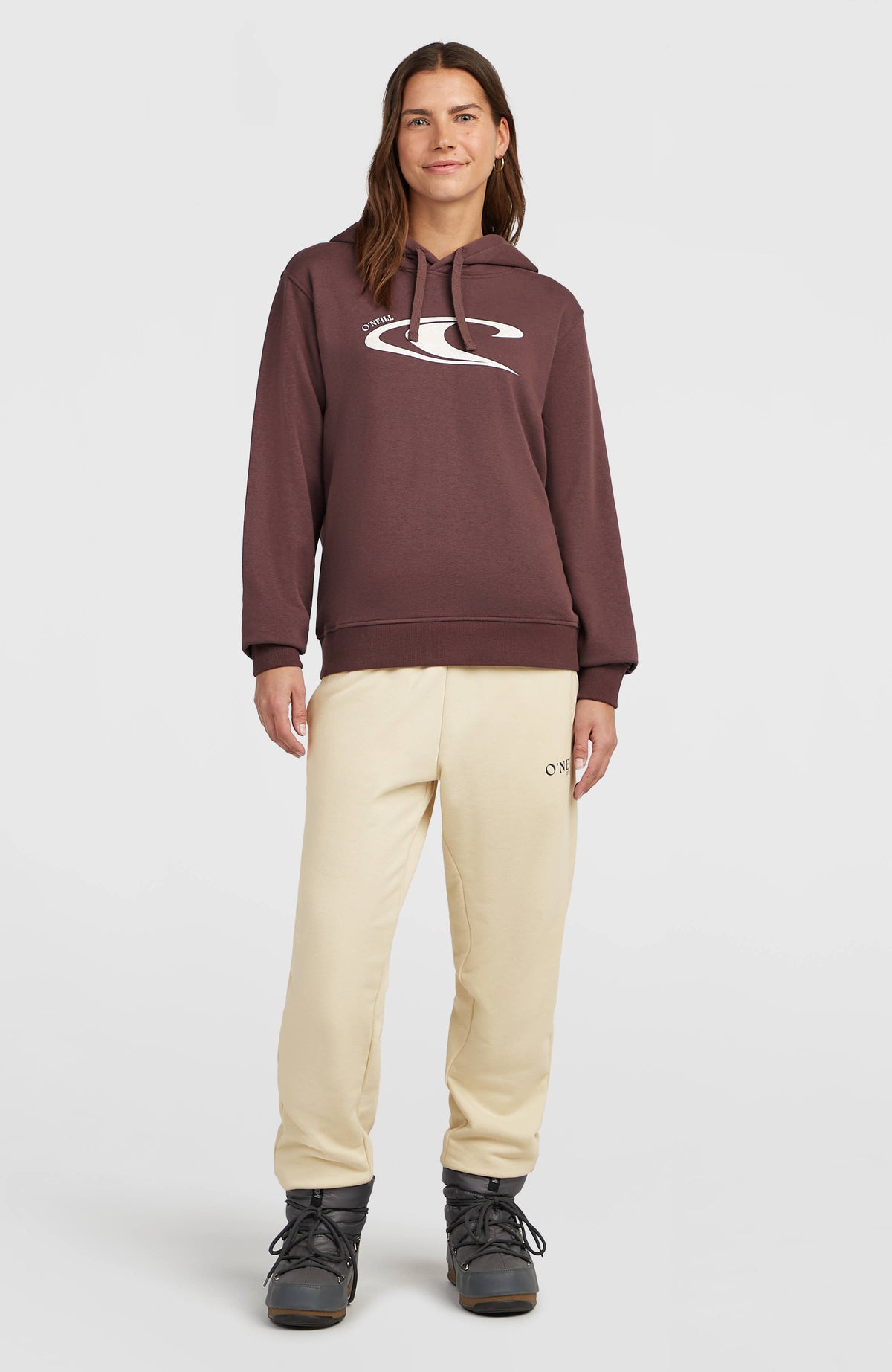 Graphic Hoodie für Damen, lila mit Logo-Print in Weiß, Ganzkörperansicht von vorne getragen am Model