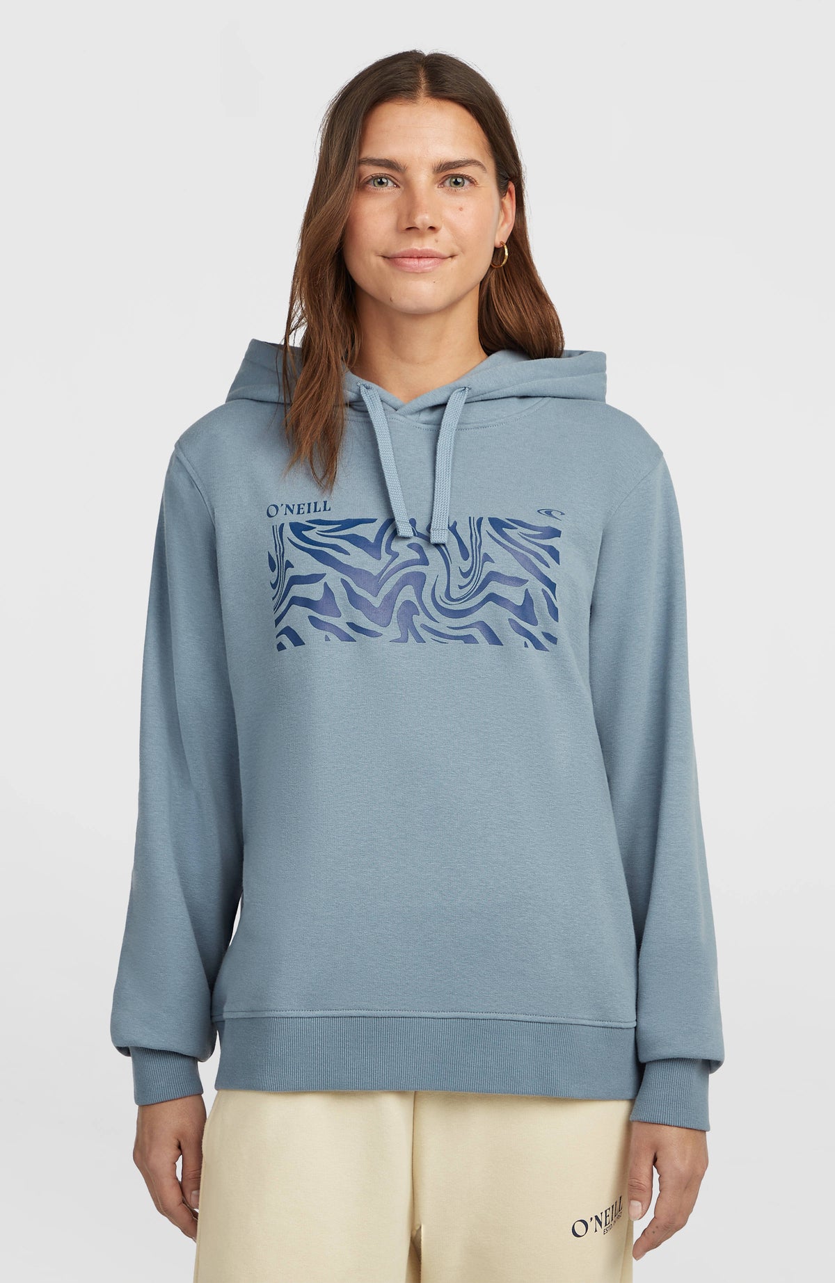 O'Neill Graphic Hoodie für Damen, blau mit Grafik-Print in Dunkelblau, Vorderansicht am Model