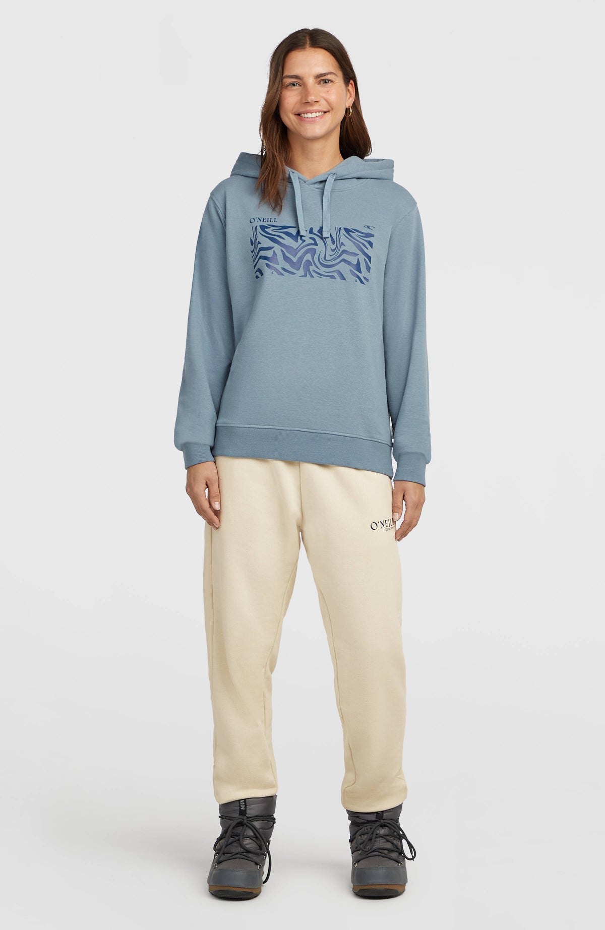 Graphic Hoodie für Damen, blau mit Grafik-Print in Dunkelblau, getragen am Model in Ganzkörperansicht