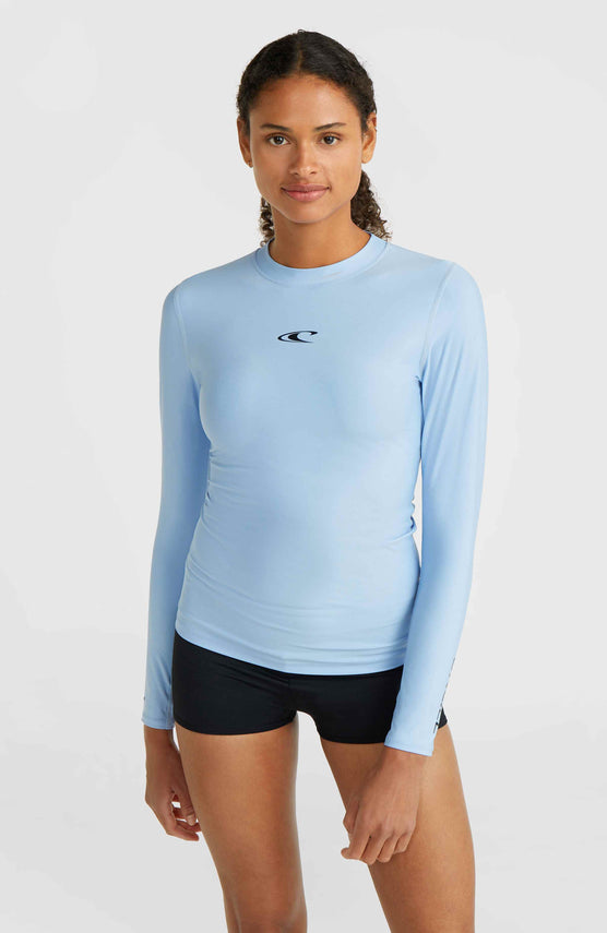 O'Neill Essentials Bidart Longsleeve-Schwimmshirt für Damen, blau, Vorderansicht am Model mit Rundhalsausschnitt