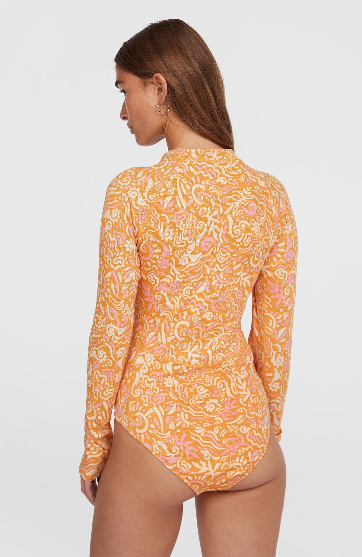 Women of the Wave Longsleeve-Badeanzug für Damen, orange mit Grafikmuster in Rosa und Weiß, Rückansicht am Model