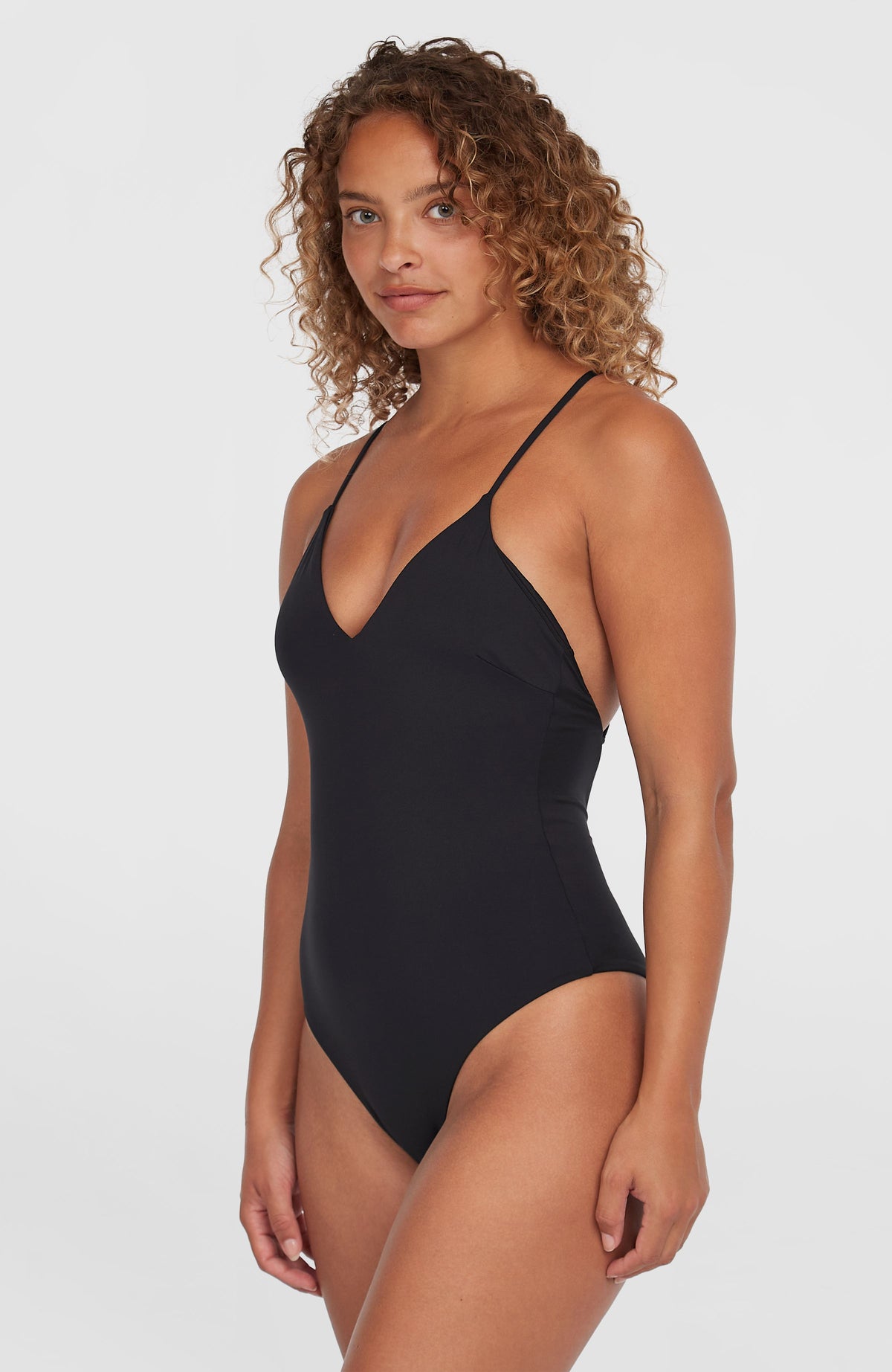Jaida Badeanzug für Damen, schwarz, getragen am Model in Dreiviertelansicht mit schmalen Trägern