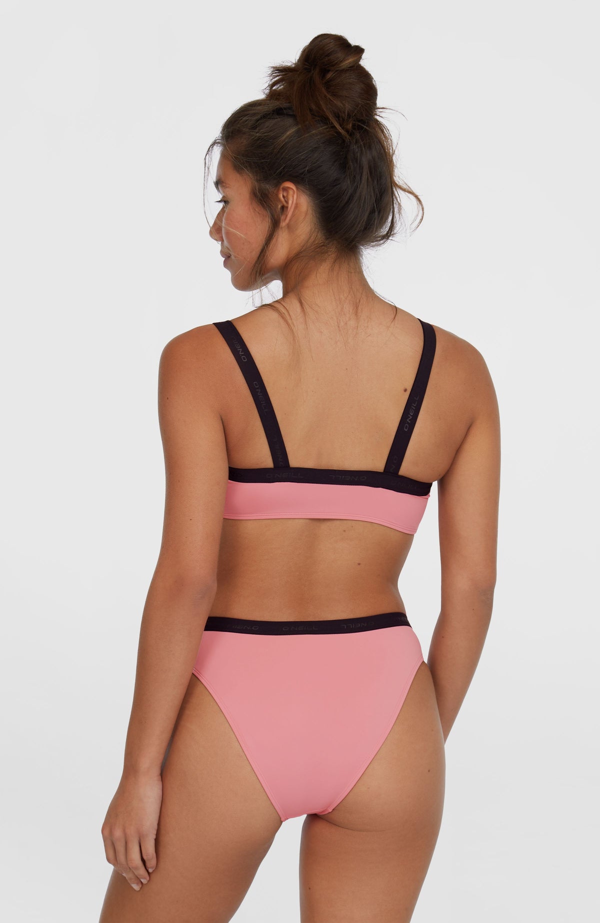 Sport Bikini-Set für Damen, pink, getragen am Model, Rückansicht mit geradem Trägerverlauf und Logoband