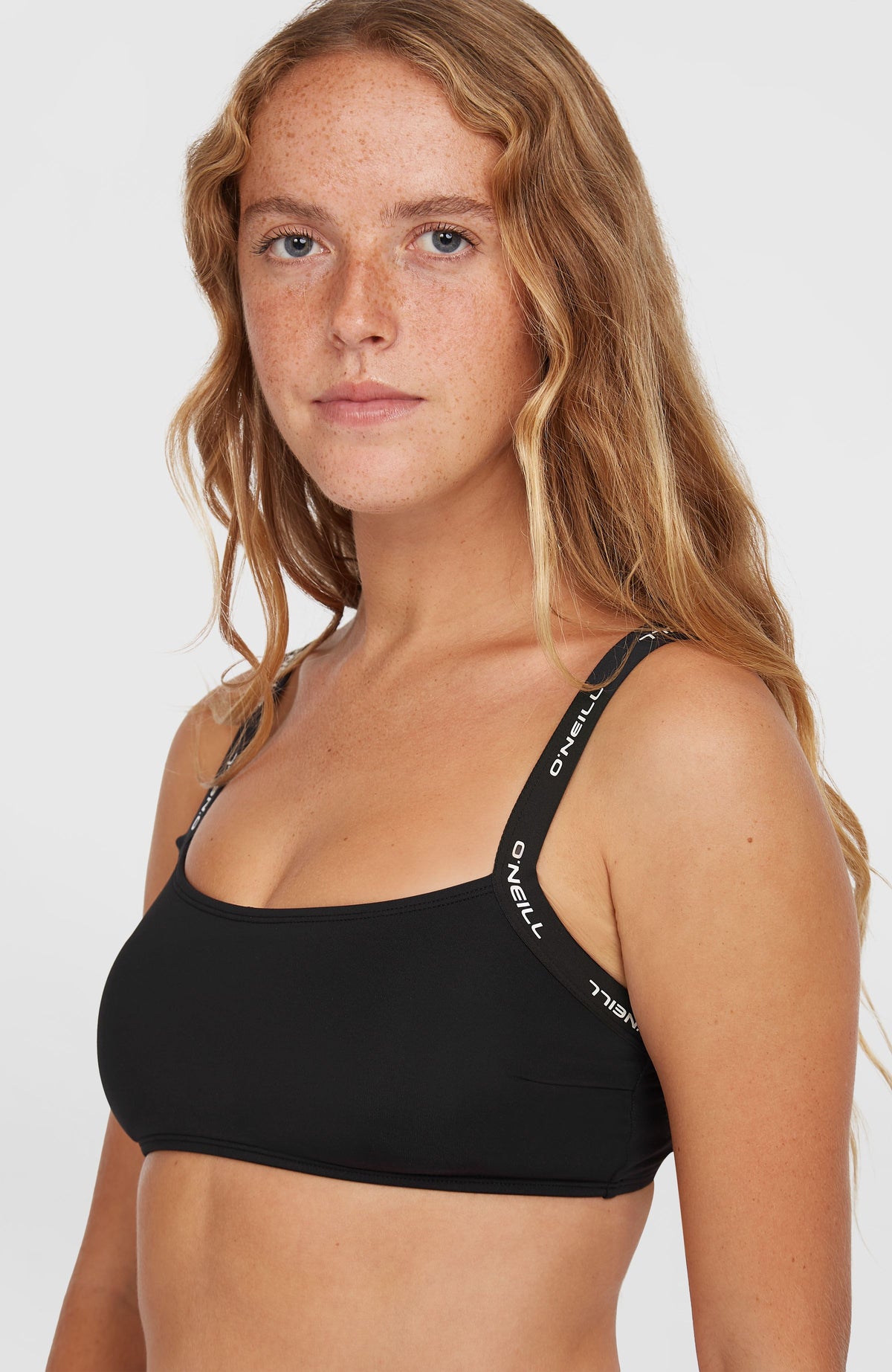 Schwarzes Sport Bikini-Set für Damen, Nahaufnahme des Bikinioberteils mit Logo-Trägern und Rundhalsausschnitt